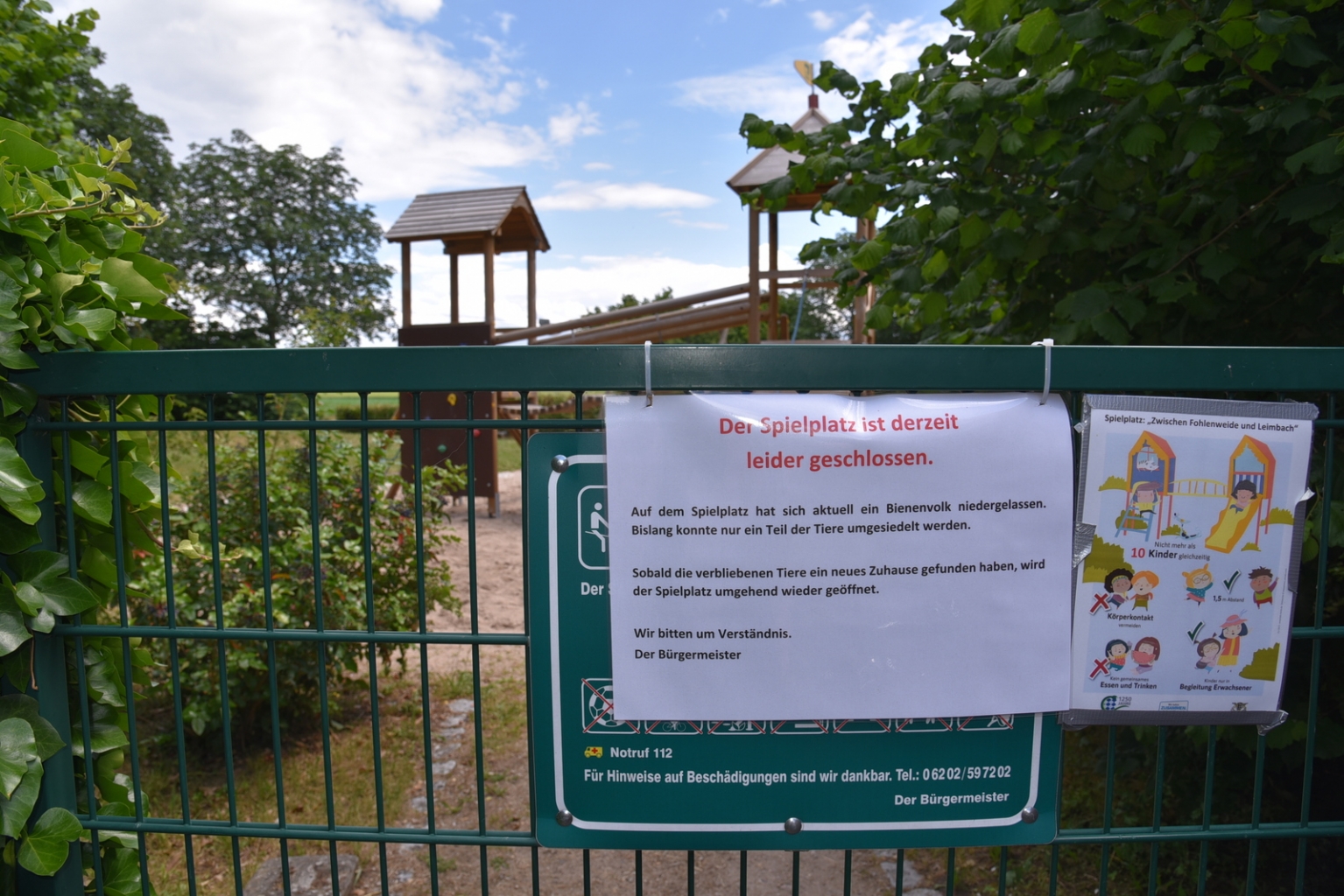Hinweisschild: Spielplatzsperrung wegen Bienenschwarm