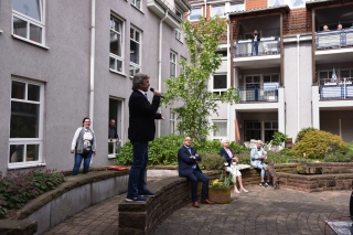 Andy Schäfer singt im Hof des Siegwald-Kehder-Hauses - vor begeisterten Zuhörern und in gebührendem Abstand.