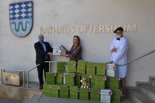 Bürgermeister Jens Geiß übergibt den Spendenbetrag an die Tante von Johanna