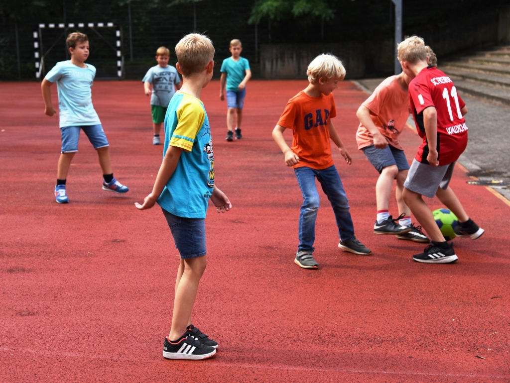 Fußballspielende Kinder bei der Sommerferienbetreuung 2019